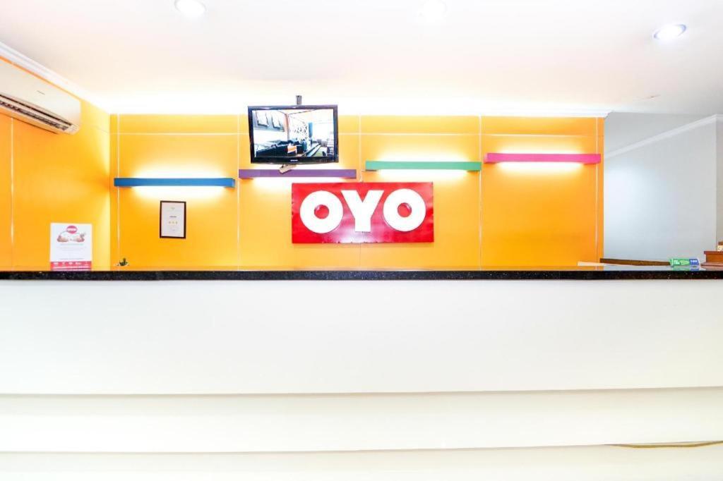 Oyo 235 マウム ホテル&ラウンジ スラバヤ エクステリア 写真